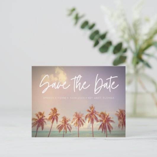 Beach Wedding Palm Tree Budget Save the Date Aankondigingskaart (Staand voorkant)