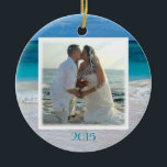 Beach Wedding Photo Lijst Tropische Ocean Ornament<br><div class="desc">Beach bruiloft foto-lijst-versieringen. Aquamarine blauw oceaanwater en golven op het zand maken een  tropische achtergrond voor een bruiloft afbeelding,  date en aangepaste tekst op de achterkant. Ronde keramische siervoorwerpen worden geleverd met een gouden koord.</div>