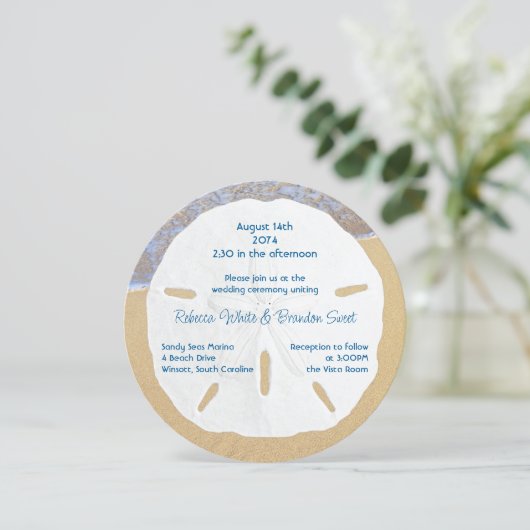 Beach Wedding Sand Dollar Round Invitations Kaart (Staand voorkant)