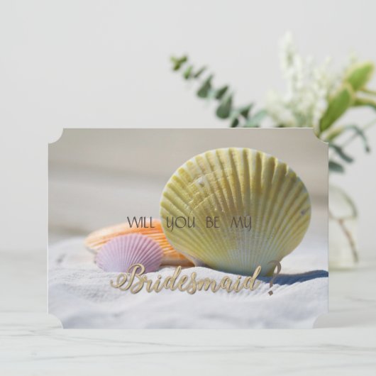 Beach Wedding, Seashells on Sand Bridesmaid Kaart (Staand voorkant)