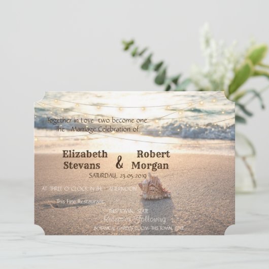 Beach Wedding, String Lights Seashell Uitnodiging (Staand voorkant)