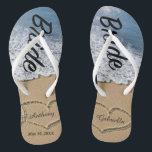 Beach with Hearts in Sand Bride Weddenschap Teensl Teenslippers<br><div class="desc">Er zit liefde in de lucht! Haal deze geweldige teenslippers voor jezelf of ze maken ook een geweldig cadeau. Zij hebben het woord "Bride"die hen in een manuscriptdoopvont gaat. Er is een strandscène met handgetekende harten in het zand. Personaliseer je met je man en je man. Yo0u kan de datum...</div>