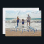 Beach Zeeen en Greetings Handgeschreven Manuscript Feestdagenkaart<br><div class="desc">Een slimme overstap op de traditionele vakantiekaart biedt uw favoriete strandfoto met Zeeen & groeten in een handgeschreven tropisch blauw script. Pas uw familienaam en het jaar aan.</div>