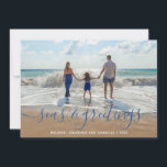 Beach Zeeen en Greetings Handgeschreven Manuscript Feestdagenkaart<br><div class="desc">Een slimme overstap op de traditionele vakantiekaart biedt uw favoriete strandfoto met Zeeen & groeten in een handgeschreven tropisch blauw script. Pas uw familienaam en het jaar aan.</div>