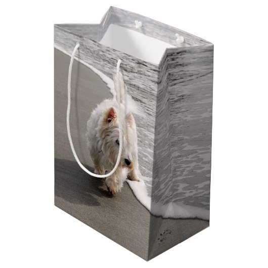Beachcombing Westie Photo Gift Bag Medium Cadeauzakje (Achterkant Gekanteld)