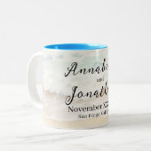 Beachscape Waves op een zandstrand bruiloft Tweekleurige Koffiemok (Voorkant links)