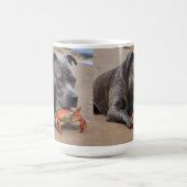 Beachside Pals: een Staffy en zijn Crab Companion Koffiemok (Center)