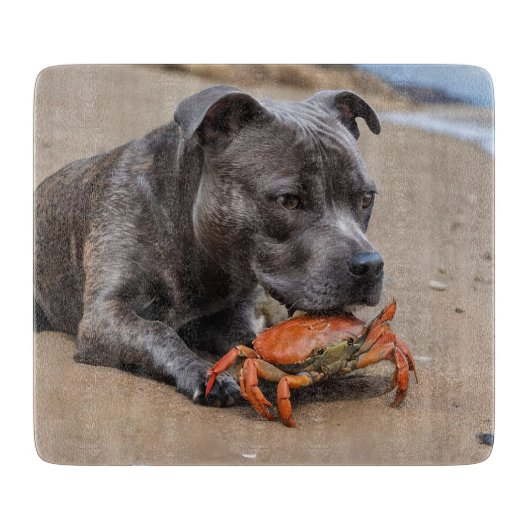Beachside Pals: een Staffy en zijn Crab Companion Snijplank (Voorkant)