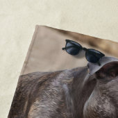 Beachside Pals: een Staffy en zijn Crab Companion Strandlaken (In situ)