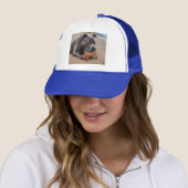 Beachside Pals: een Staffy en zijn Crab Companion Trucker Pet (In situ)