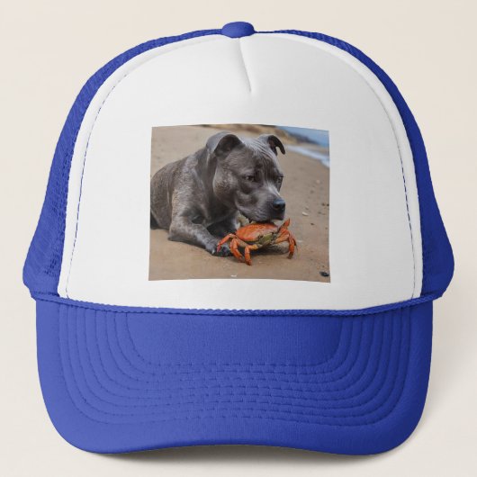 Beachside Pals: een Staffy en zijn Crab Companion Trucker Pet (Voorkant)