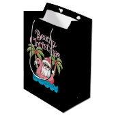 Beachy Kerstmis Tropische vakantie Santa Beach Medium Cadeauzakje (Voorkant Gekanteld)