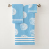 Beachy White Stripes & White Seashells Ocean Blue Bad Handdoek (Insitu)