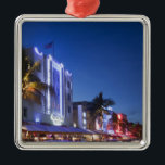 Beacon Hotel, Ocean Drive, South Miami Beach, Flor Metalen Ornament<br><div class="desc">Ocean Drive is een straat in South Beach?het zuidelijke deel van Miami Beach, Florida. Het staat bekend om zijn Art Deco-hotels. De straat is het centrum van het Kunst Deco District van de stad, waar ongeveer 800 gebouwen zijn geconserveerd. Streamline Moderne evolueerde uit de Art Deco-stijl en domineert de straat....</div>