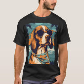 Beagle bij een tropisch strand tijdens zonsonderga t-shirt (Voorkant)