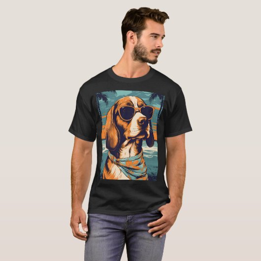 Beagle bij een tropisch strand tijdens zonsonderga t-shirt (Voorkant volledig)