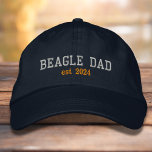 Beagle Dad Dog Dad Vastgestelde datum Geborduurde Pet<br><div class="desc">Beagle Dad geborduurd honkbal pet in een zilvergrijs serif lettertype met aangepaste vastgestelde datum.</div>