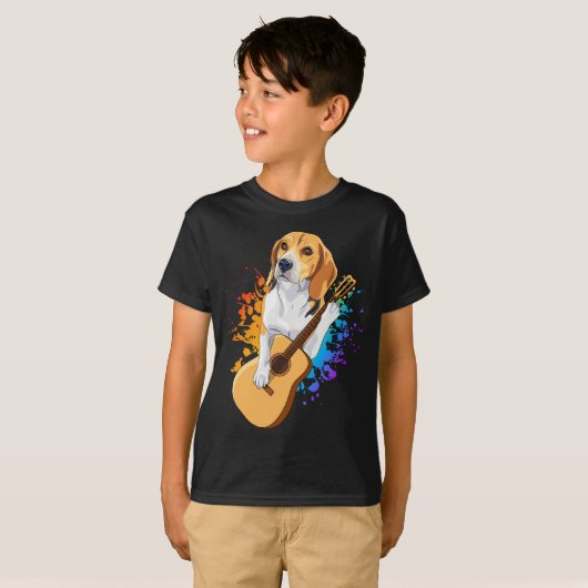 Beagle Dog die een akoestische gitaarjongen speelt T-shirt (Voorkant volledig)