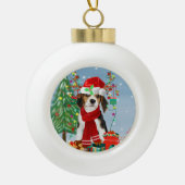 Beagle Dog in sneeuw met kerstcadeaus Keramische Bal Ornament (Voorkant)