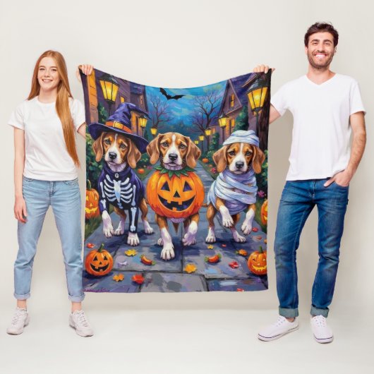 Beagle Dogs Trick-or-Treating in Halloween kostuum Fleece Deken (In situ)