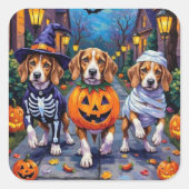 Beagle Dogs Trick-or-Treating in Halloween kostuum Vierkante Sticker (Voorkant)