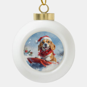 Beagle-hond in slee laat het sneeuwen Kerstmis Keramische Bal Ornament