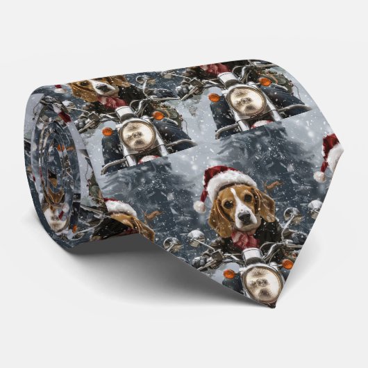 Beagle-hond rijdt op motorfiets met Kerstmis Stropdas (Opgerold)