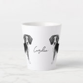 Beagle hondenontwerp in zwart-wit met naam latte mok (Voorkant)