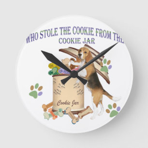 Beagle houdt het koekje van de koekjespot tegen ronde klok