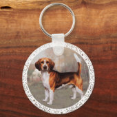Beagle in landinstellingen sleutelhanger (Voorkant)