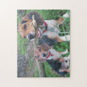 Beagle omhoog het fijn kauwen op een stok legpuzzel (Verticaal)