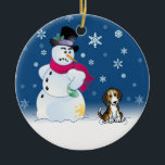 Beagle Puppy en Snowman Ornament<br><div class="desc">Een kleine Beagle-puppy en zijn Snowman-vriend,  oeps-honden zullen zelfs met Kerstmis honden zijn! Dit kleine ongeluk zal je Feestdagen ophelderen voor elke Pet minnaar!</div>