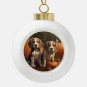 Beagle Puppy Herfst Delight Pompoen Keramische Bal Ornament (Voorkant)