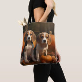 Beagle Puppy Herfstvreugde Pompoen Tote Bag (Dichtbij)