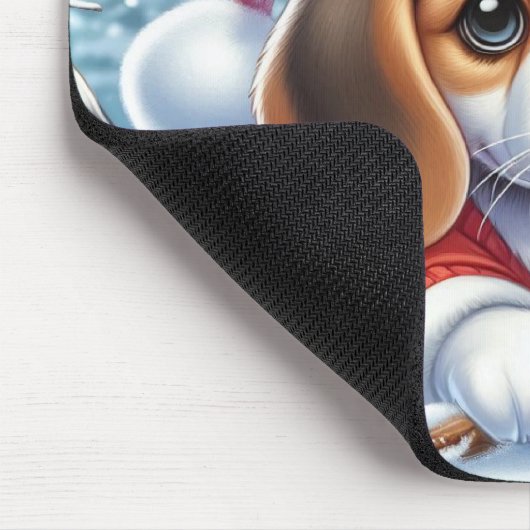 Beagle puppy in kerstoutfit genieten van de sneeuw muismat (Hoek)