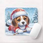 Beagle puppy in kerstoutfit genieten van de sneeuw muismat (Met muis)