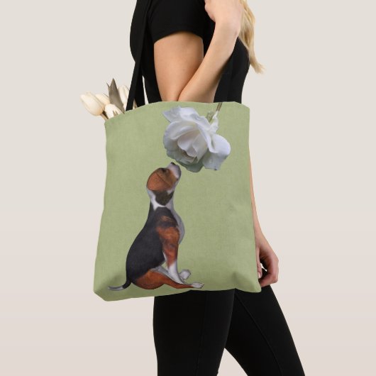 Beagle Puppy Smelling White Rose Tote Bag (Dichtbij)