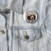 Beagle_puppy zittende ronde button 5,7 cm (In situ)