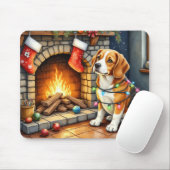 Beagle Sitting by Fireplace with Christmas Lights Muismat (Met muis)