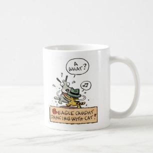 Beagle voorzichtig dansen met een kat koffiemok