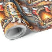 Beagle zit bij open haard met kerstverlichting cadeaupapier (Rol Hoek)