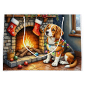 Beagle zit bij open haard met kerstverlichting groot cadeauzakje (Voorkant)