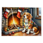 Beagle zit bij open haard met kerstverlichting groot cadeauzakje (Achterkant)