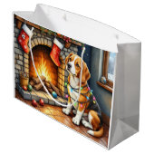 Beagle zit bij open haard met kerstverlichting groot cadeauzakje (Achterkant Gekanteld)