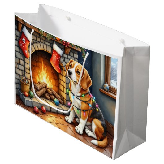 Beagle zit bij open haard met kerstverlichting groot cadeauzakje (Voorkant Gekanteld)