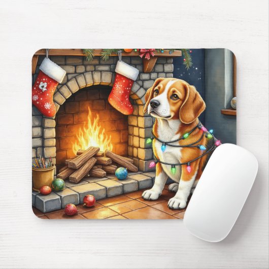 Beagle zit bij open haard met kerstverlichting muismat (Met muis)