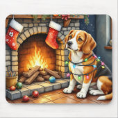 Beagle zit bij open haard met kerstverlichting muismat (Voorkant)