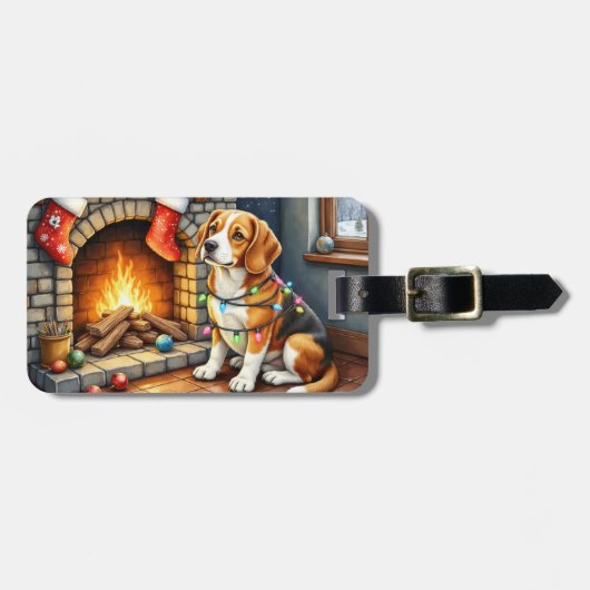 Beagle zittend bij open haard met kerstverlichting bagagelabel (Voorkant horizontaal)
