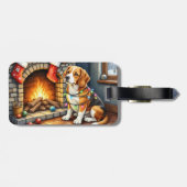 Beagle zittend bij open haard met kerstverlichting bagagelabel (Achterkant horizontaal)