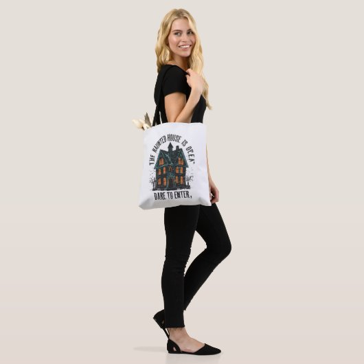 Beangstigende aankondiging 'The Haunted House is O Tote Bag (Op model)